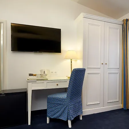 Austin's Arts Et Metiers Hotel