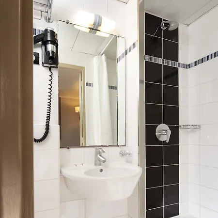 Hotell De La Tour Eiffel 2*