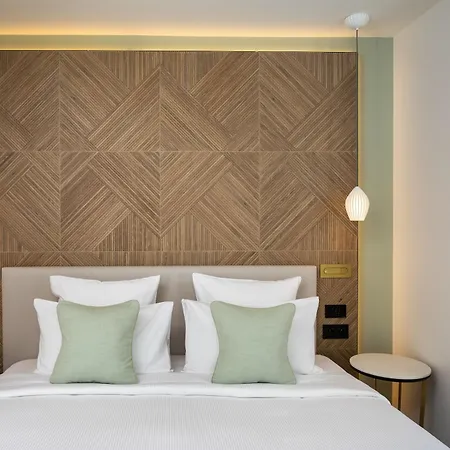 Des Champs-elysees Hotel