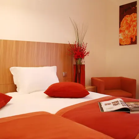 Westside Arc De Triomphe Hotel 4*