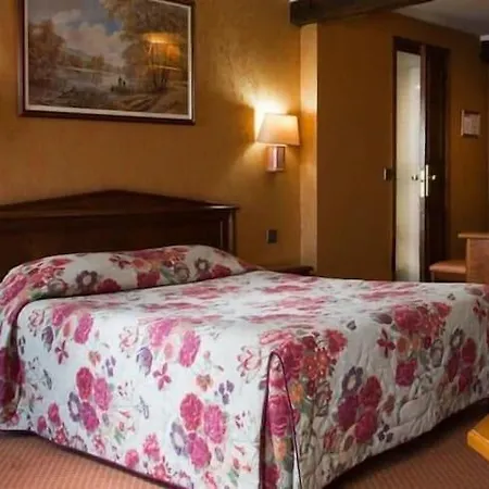 Meslay Republique Hotel
