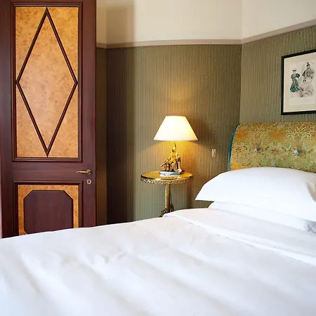 L'hotel Hotel 5*