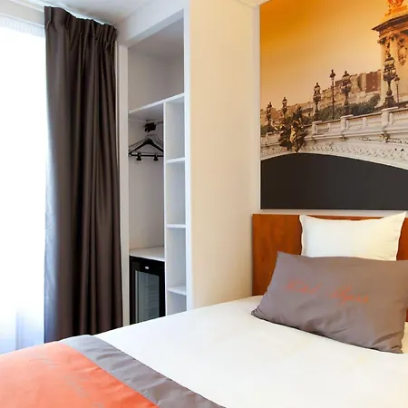 Alyss Saphir Cambronne Eiffel Hotel