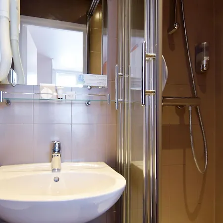 Alyss Saphir Cambronne Eiffel Otel 3*
