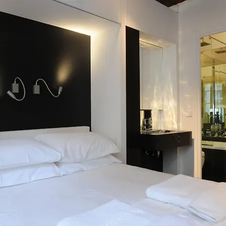 Boutique De La Place Des Vosges