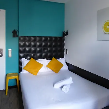 Arty Porte De Versailles By River Hostel *