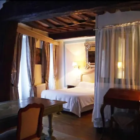 Hotel Les Degrés De Notre Dame 3*