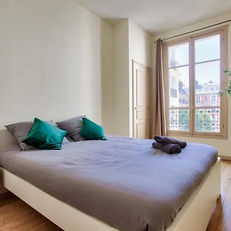 2 Bedrooms Tour Eiffel Rapp Apartment