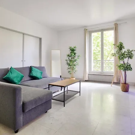 2 Bedrooms Tour Eiffel Rapp
