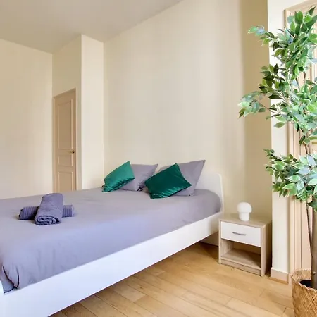 Apartment 2 Bedrooms Tour Eiffel Rapp