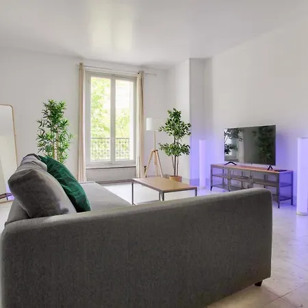 Apartment 2 Bedrooms Tour Eiffel Rapp