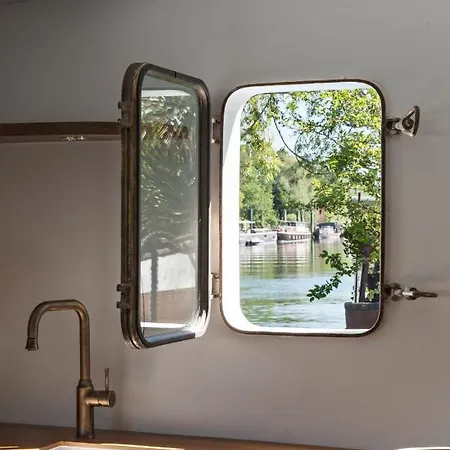 L'Escale Sur Seine Botel