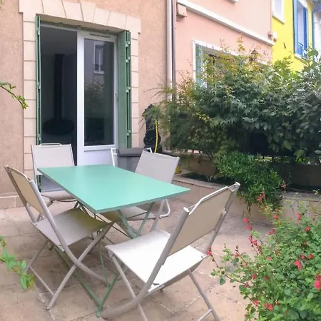 Charming Townhouse With Garden In The Of *