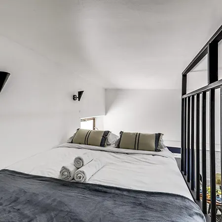 Modern French Studio In