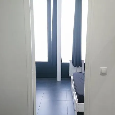 Apartment * Moulin Rouge Getaway * 1br + Desk + Gym Weights *