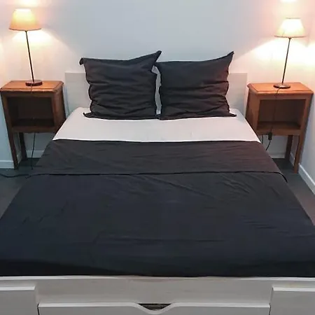 * Moulin Rouge Getaway * 1br + Desk + Gym Weights Apartment