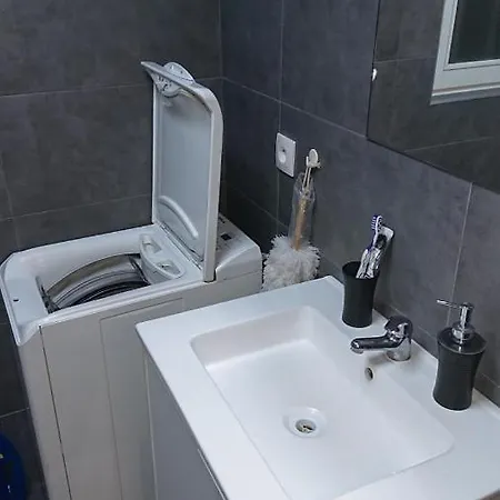 Apartment * Moulin Rouge Getaway * 1br + Desk + Gym Weights *