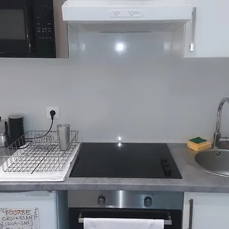 * Moulin Rouge Getaway * 1br + Desk + Gym Weights Apartment *