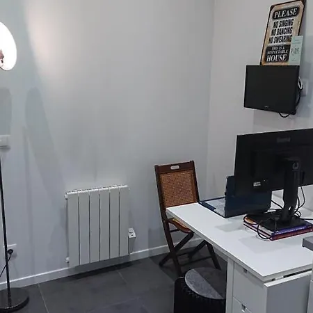 Apartment * Moulin Rouge Getaway * 1br + Desk + Gym Weights