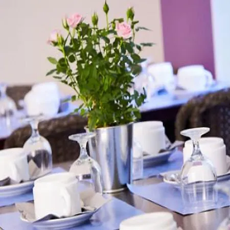Kyriad 10 - Canal Saint Martin - Republique Hotel 3*