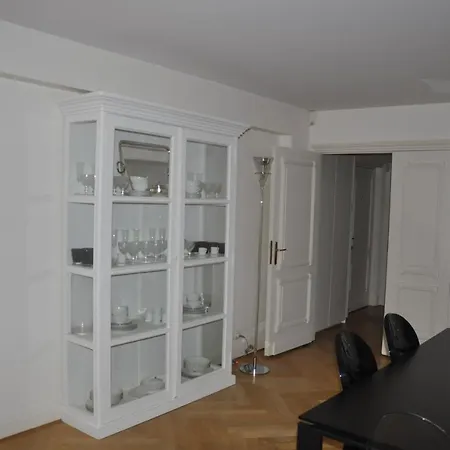 Au Champs Elysees Apartment
