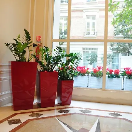 Au Champs Elysees Apartment