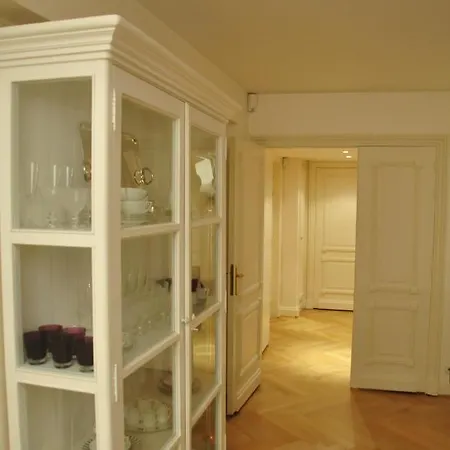 Au Champs Elysees Apartment *