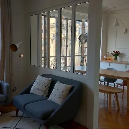 Superbe Haussmanien. 3 Chambres. *