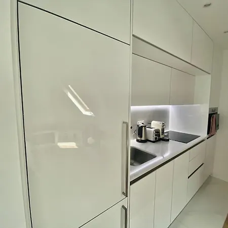 : Studio Avenue Montaigne, Champs-elysees * Paris
