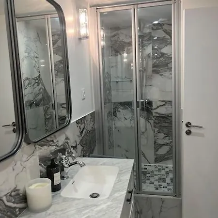Appartement : Studio Avenue Montaigne, Champs-elysees Paris
