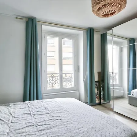 Apartment Bright For 4 People Paris