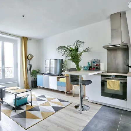Bright For 4 People Apartment