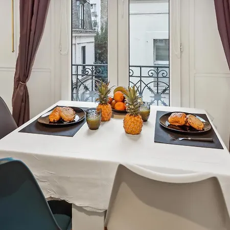 Superbe 2 Pieces Au Coeur Du Xvieme Bed and breakfast *