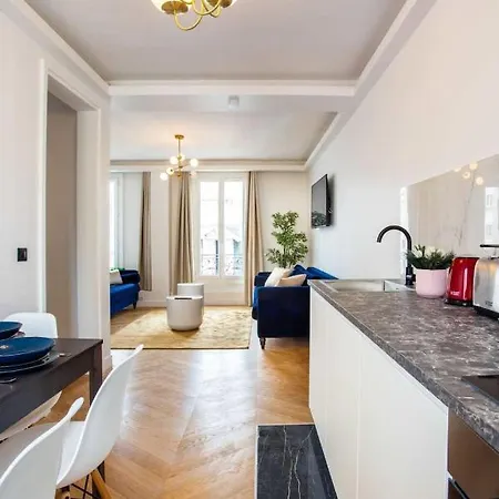 Apartment Chic And Cozy In The Heart Of