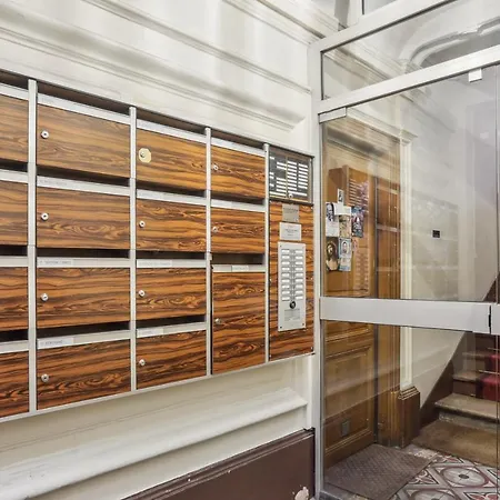 Superbe 2 Pieces Au Coeur Du Xvieme Bed and breakfast *