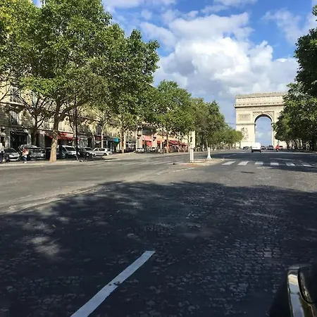 Studio Quartier Champs-elysees Paris
