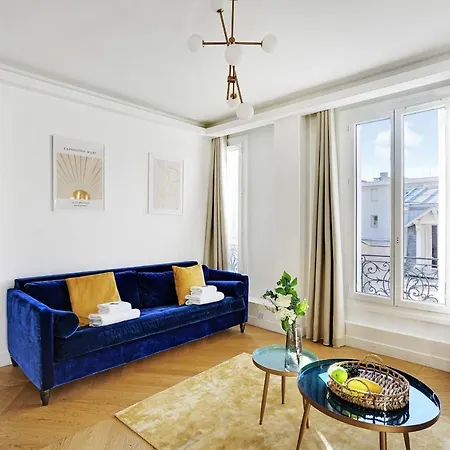 Chic And Cozy In The Heart Of Apartment *