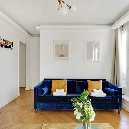Chic And Cozy In The Heart Of Apartment