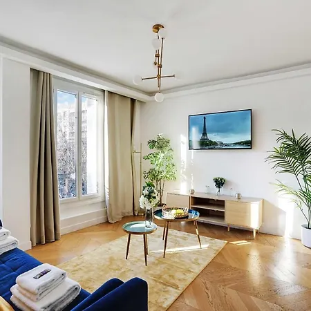 Chic And Cozy In The Heart Of Apartment