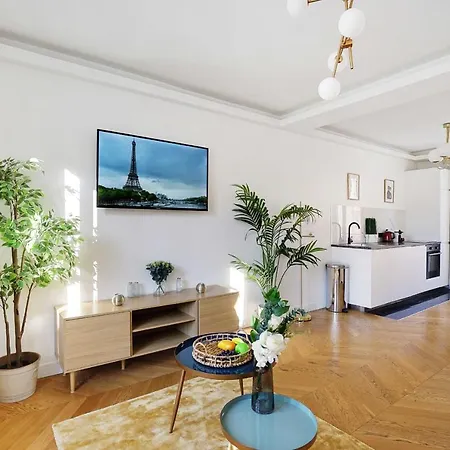 Chic And Cozy In The Heart Of Apartment Paris
