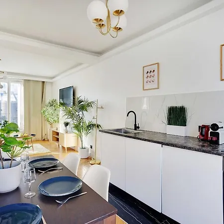 Chic And Cozy In The Heart Of Apartment