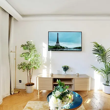 Chic And Cozy In The Heart Of Paris