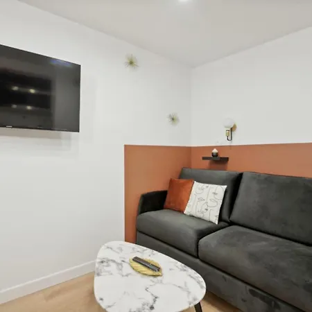 342 Elena - Stunning Parisian Apartment *