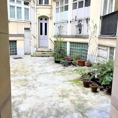 - Pigalle/abbesses Id 351 Paris