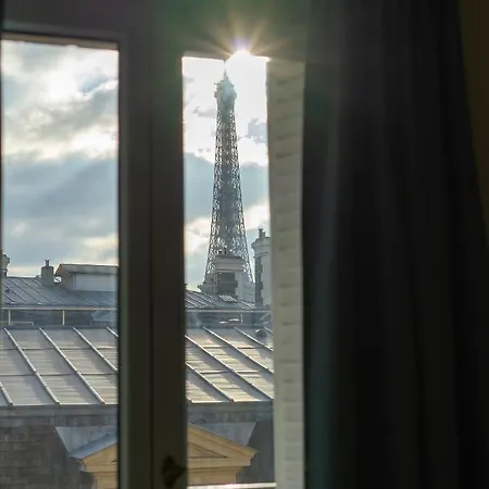 Couette-café Eiffel Tower View *