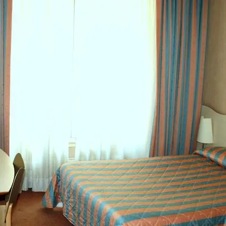 Eiffel Blomet Otel 4*