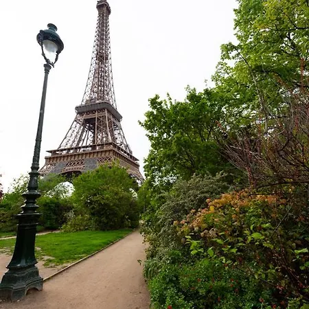 Au Pied De La Tour Apartment