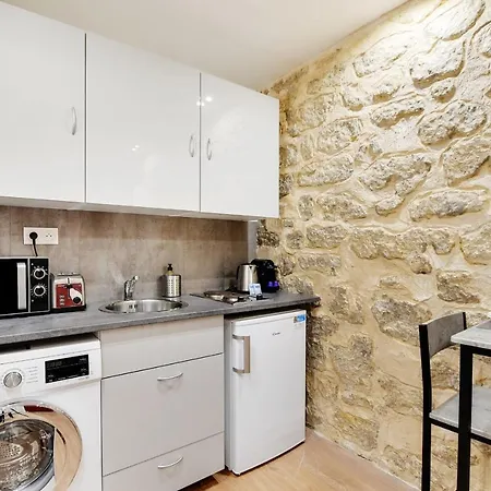 Freshly Renovated In The Heart Of パリ