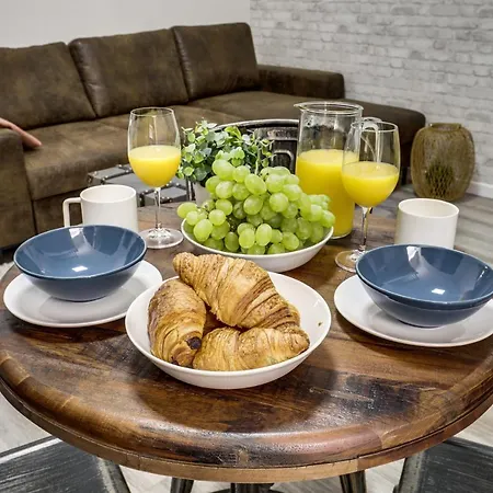 Modern French Studio In Apartment *