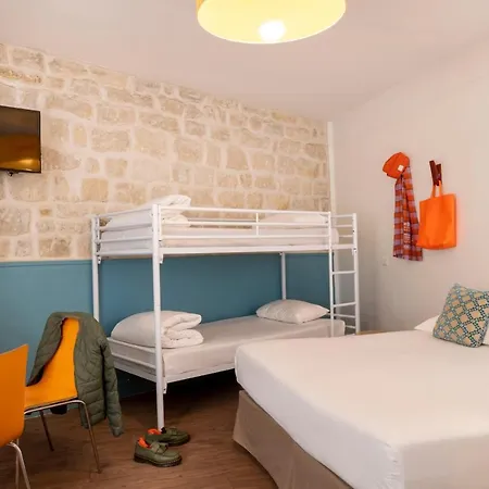 Hostal Le Regent Montmartre By Hiphophostels